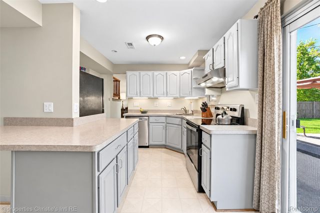 24187 S Duncan Circle, Farmington Hills, MI 48336