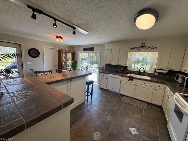 3145 Volunteer Road, Pinnacle, NC 27043