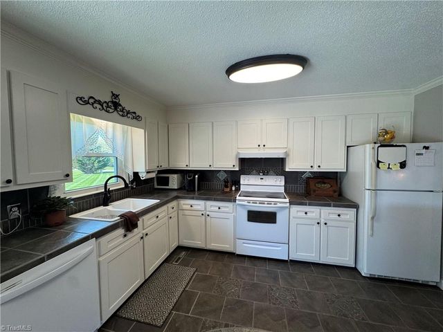 3145 Volunteer Road, Pinnacle, NC 27043