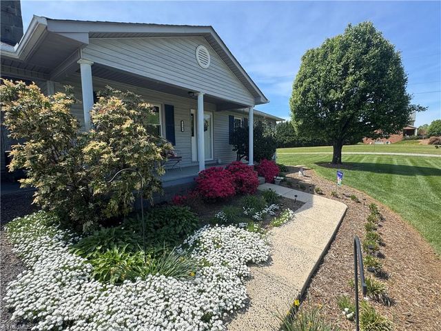 3145 Volunteer Road, Pinnacle, NC 27043