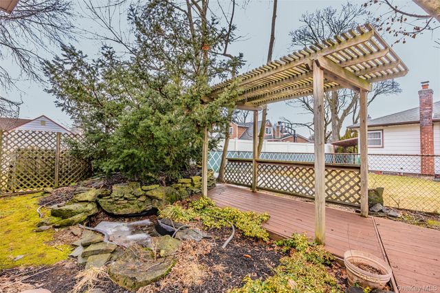 88 Evans Avenue, Albertson, NY 11507