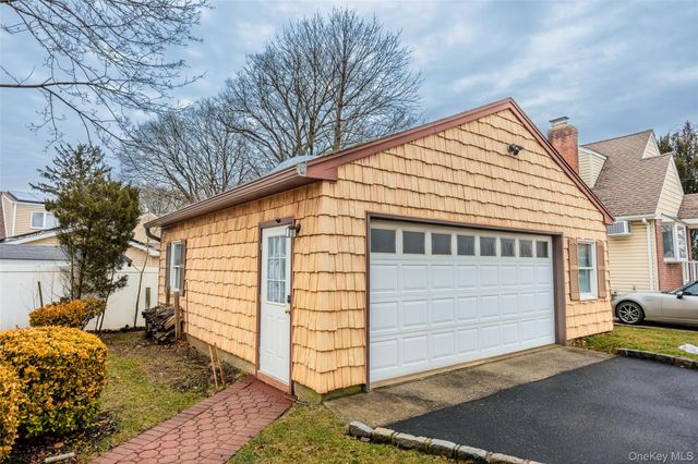 88 Evans Avenue, Albertson, NY 11507