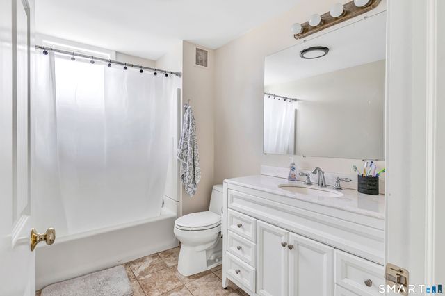 422 West River Road, Orange, CT 06477