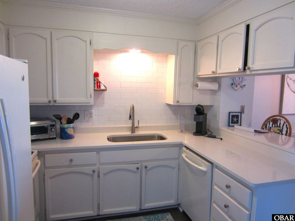 Image 15 of property listing at 1401 S Virginia Dare Trail Unit 10, Kill Devil Hills, NC 27948