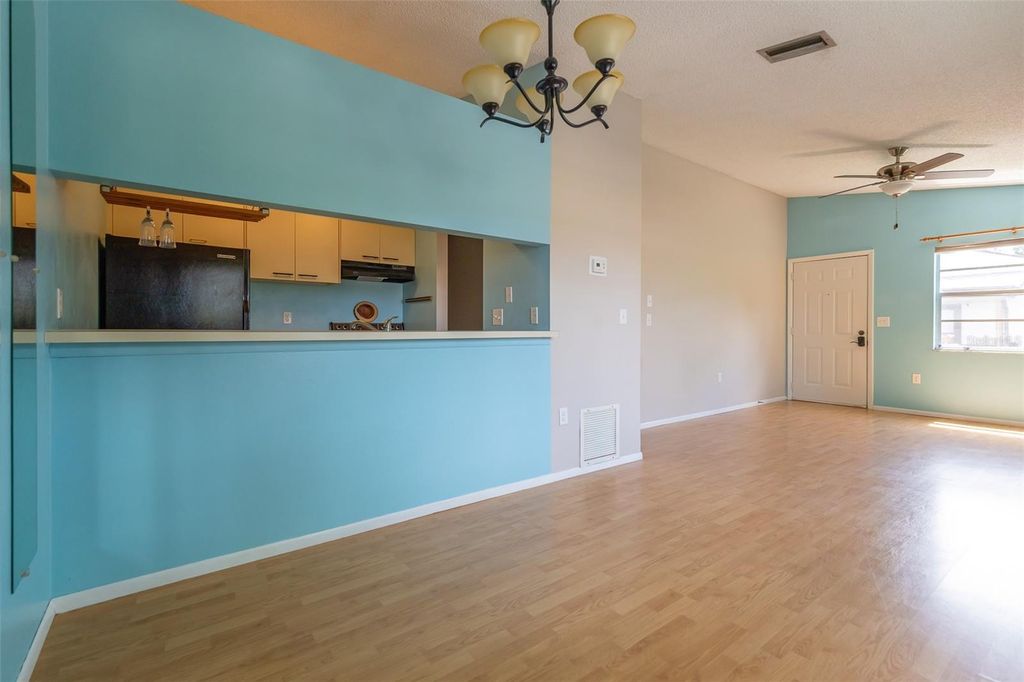Image 4 of property listing at 3774 59TH AVENUE W 3774, Bradenton, FL 34210
