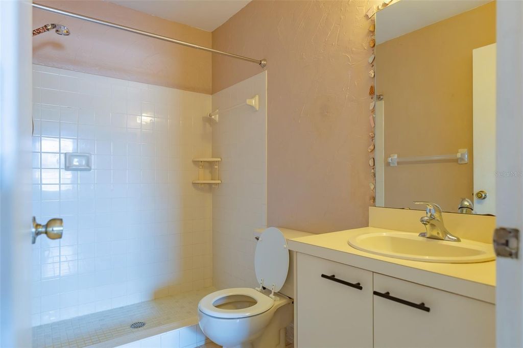 Image 5 of property listing at 3774 59TH AVENUE W 3774, Bradenton, FL 34210