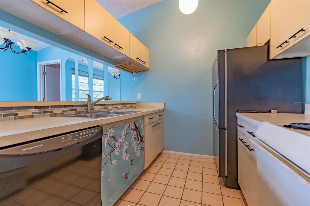 Image 6 of property listing at 3774 59TH AVENUE W 3774, Bradenton, FL 34210