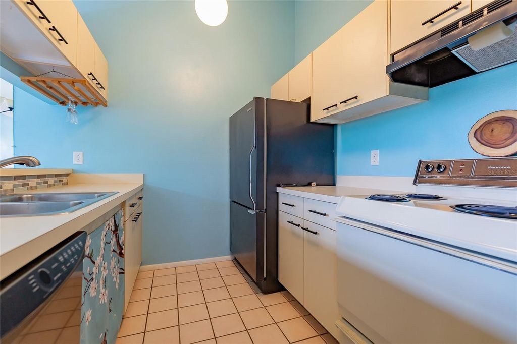 Image 7 of property listing at 3774 59TH AVENUE W 3774, Bradenton, FL 34210