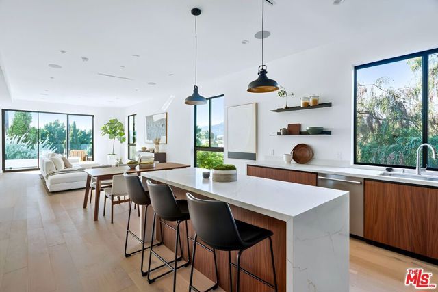 863 Hyperion Avenue, Los Angeles, CA 90029