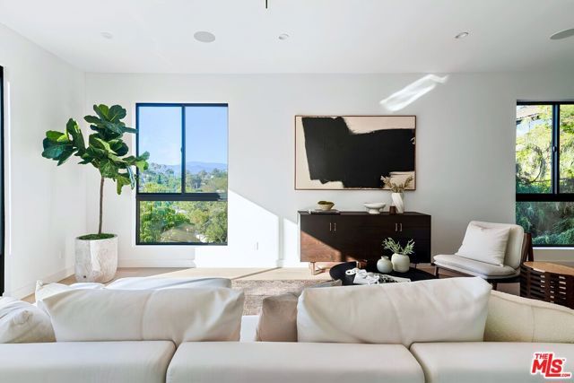 863 Hyperion Avenue, Los Angeles, CA 90029