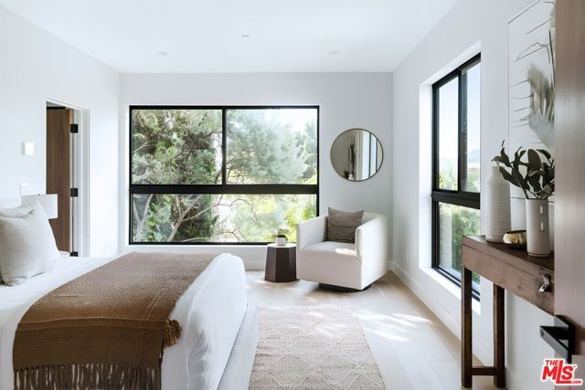 863 Hyperion Avenue, Los Angeles, CA 90029