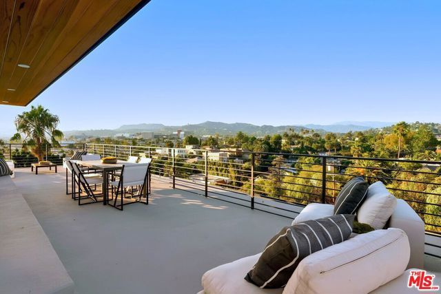 863 Hyperion Avenue, Los Angeles, CA 90029