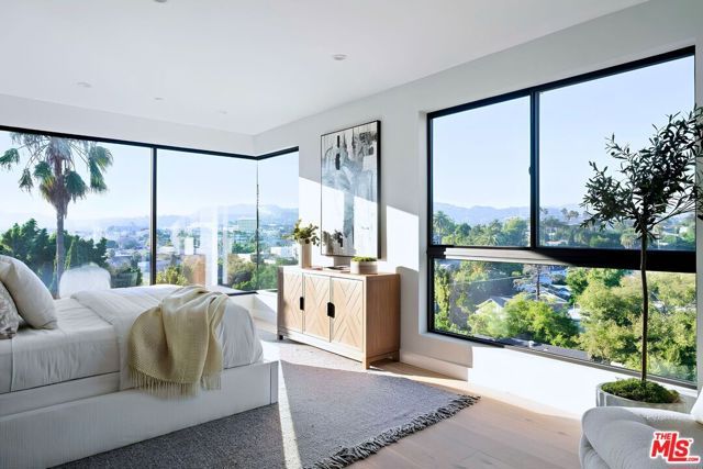 863 Hyperion Avenue, Los Angeles, CA 90029
