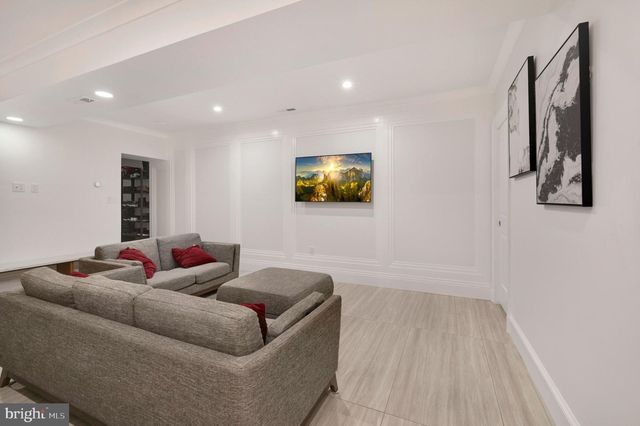 729 NW KENYON ST NW, Washington, DC 20010