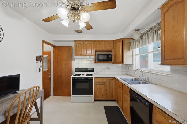 24237 Roxana Avenue, Eastpointe, MI 48021