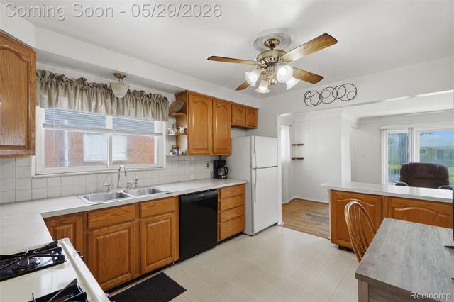 24237 Roxana Avenue, Eastpointe, MI 48021