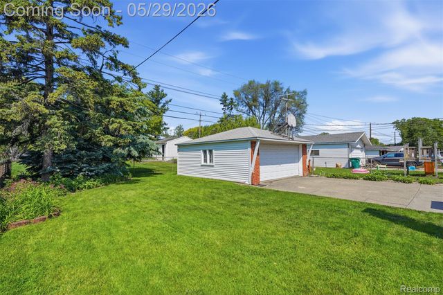 24237 Roxana Avenue, Eastpointe, MI 48021