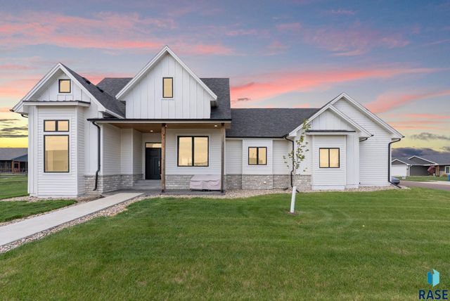 203 Central Cir Circle, Sioux Falls, SD 57032