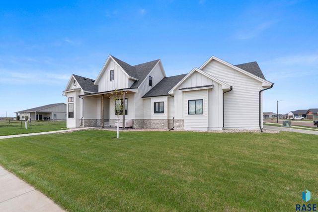 203 Central Cir Circle, Sioux Falls, SD 57032