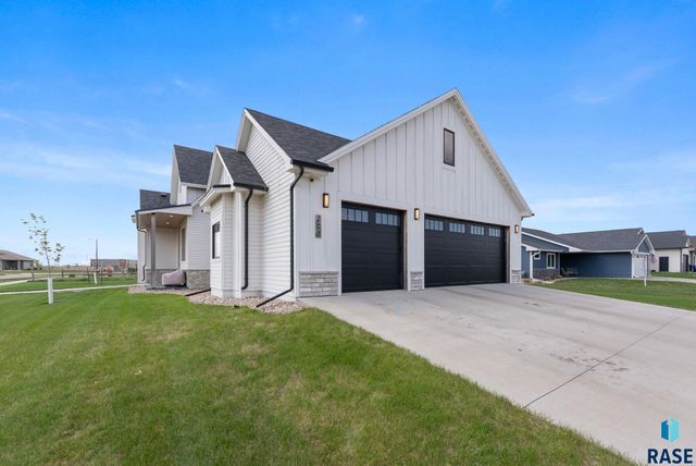 203 Central Cir Circle, Sioux Falls, SD 57032