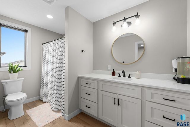 203 Central Cir Circle, Sioux Falls, SD 57032
