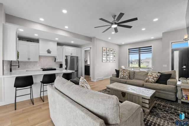 203 Central Cir Circle, Sioux Falls, SD 57032