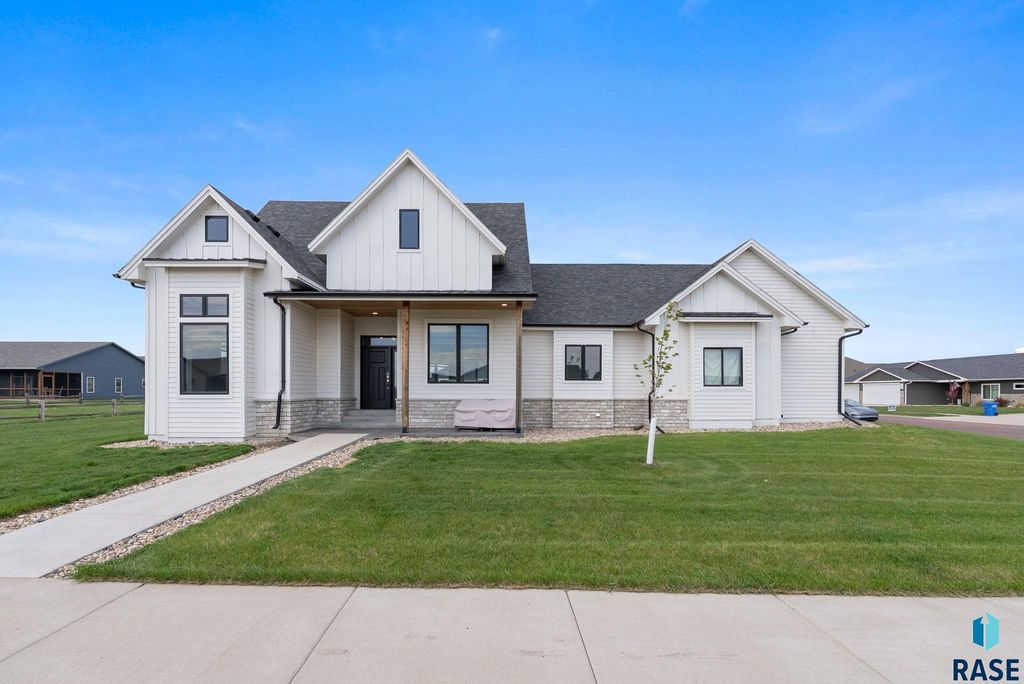 203 Central Cir Circle, Sioux Falls, SD 57032