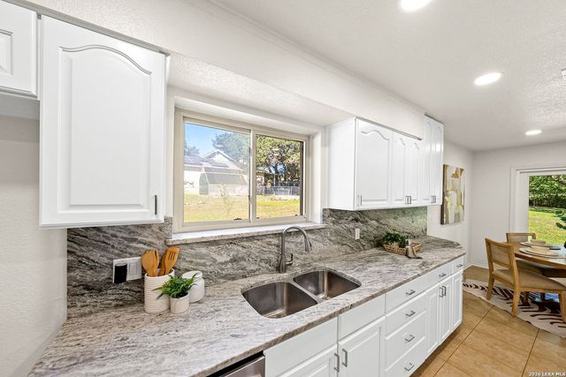 1260 Flaming Oak Dr, New Braunfels, TX 78132