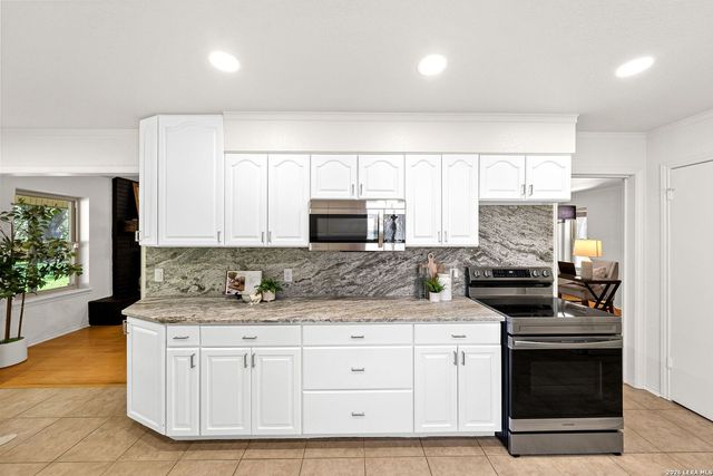 1260 Flaming Oak Dr, New Braunfels, TX 78132
