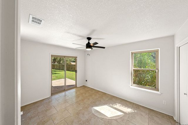 1260 Flaming Oak Dr, New Braunfels, TX 78132