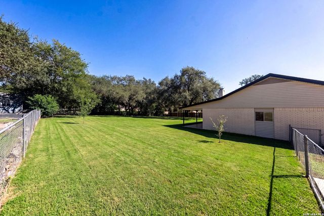 1260 Flaming Oak Dr, New Braunfels, TX 78132