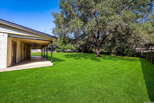 1260 Flaming Oak Dr, New Braunfels, TX 78132