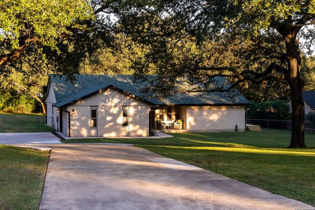1260 Flaming Oak Dr, New Braunfels, TX 78132