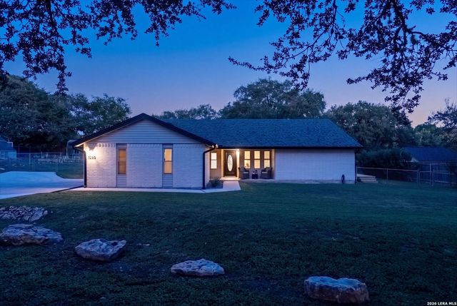 1260 Flaming Oak Dr, New Braunfels, TX 78132