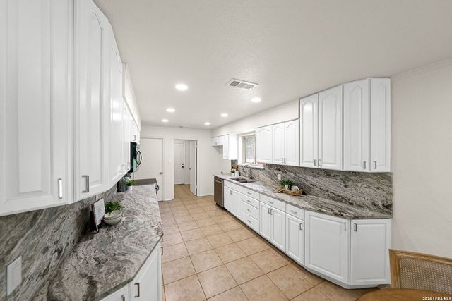 1260 Flaming Oak Dr, New Braunfels, TX 78132