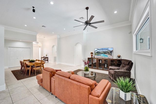 5970 SW 55th Street, Davie, FL 33314