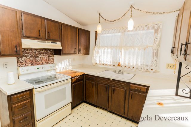 6040 N Hillman Road, Six Lakes, MI 48886