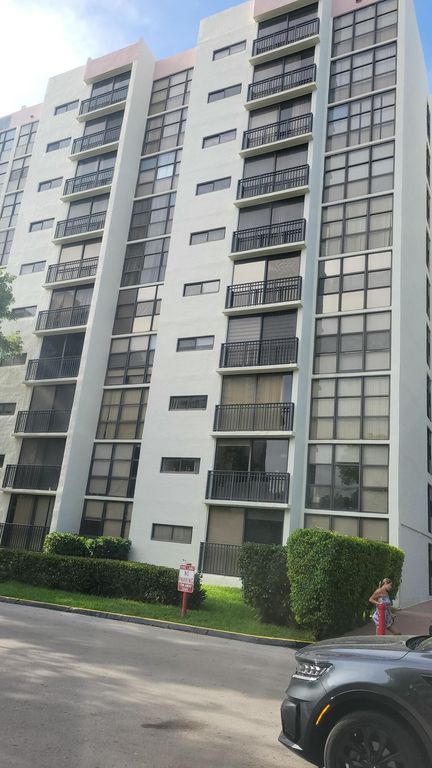 17021 N Bay Road 608, Sunny Isles Beach, FL 33160