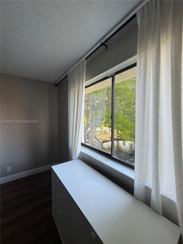 402 Lakeview Drive 201, Weston, FL 33326