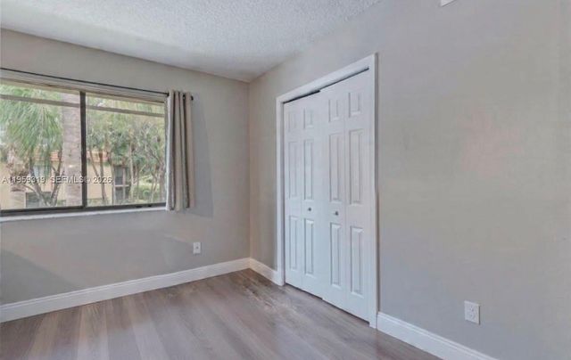 402 Lakeview Drive 201, Weston, FL 33326