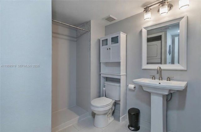 402 Lakeview Drive 201, Weston, FL 33326