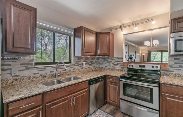 402 Lakeview Drive 201, Weston, FL 33326