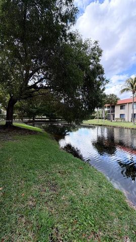 402 Lakeview Drive 201, Weston, FL 33326