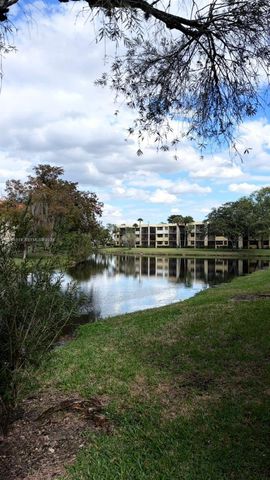 402 Lakeview Drive 201, Weston, FL 33326