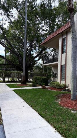 402 Lakeview Drive 201, Weston, FL 33326