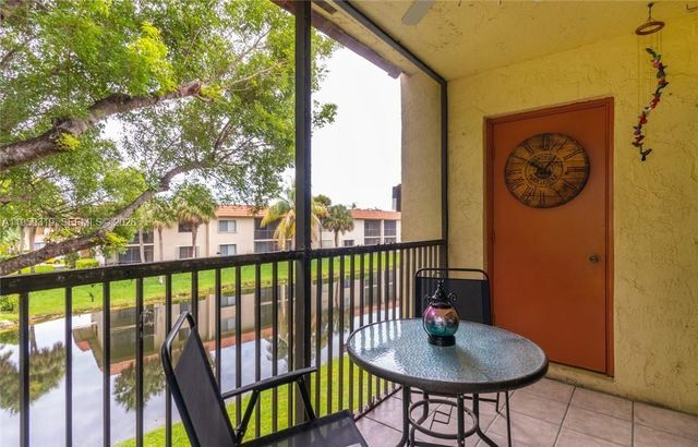 402 Lakeview Drive 201, Weston, FL 33326