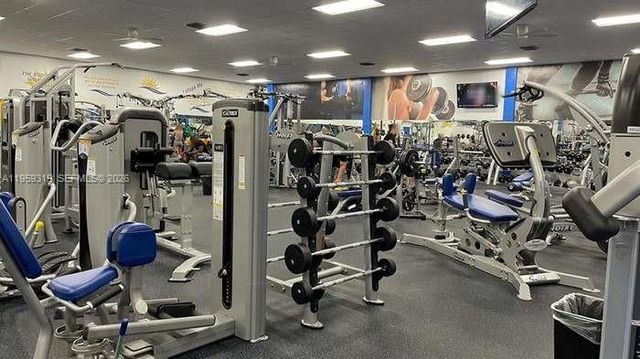 402 Lakeview Drive 201, Weston, FL 33326