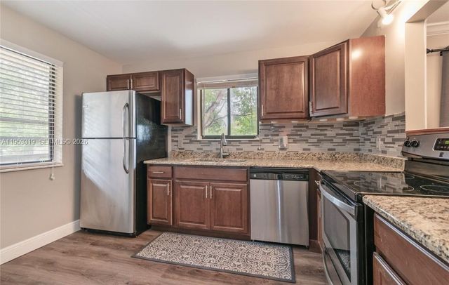 402 Lakeview Drive 201, Weston, FL 33326