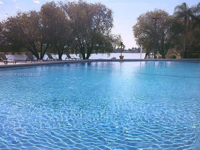 402 Lakeview Drive 201, Weston, FL 33326
