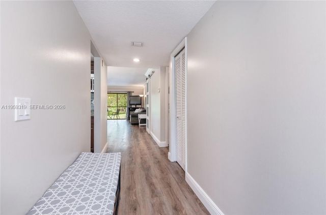 402 Lakeview Drive 201, Weston, FL 33326